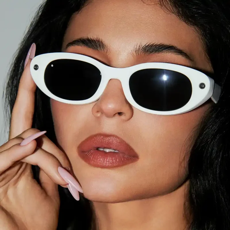 แว่น Meta Starfire Kylie Edition กรอบ Ivory เลนส์ Black ภาพขณะสวมใส่