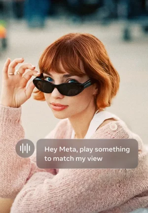 ผู้หญิงสวม Meta Starfire และสั่ง Meta AI เปิดเพลงให้เข้ากับภาพตรงหน้า