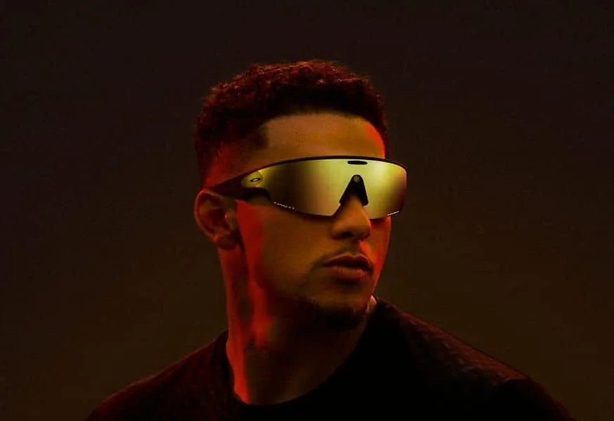 Oakley Meta Vanguard พร้อมเลนส์ Prizm สีทองในภาพแคมเปญทางการ