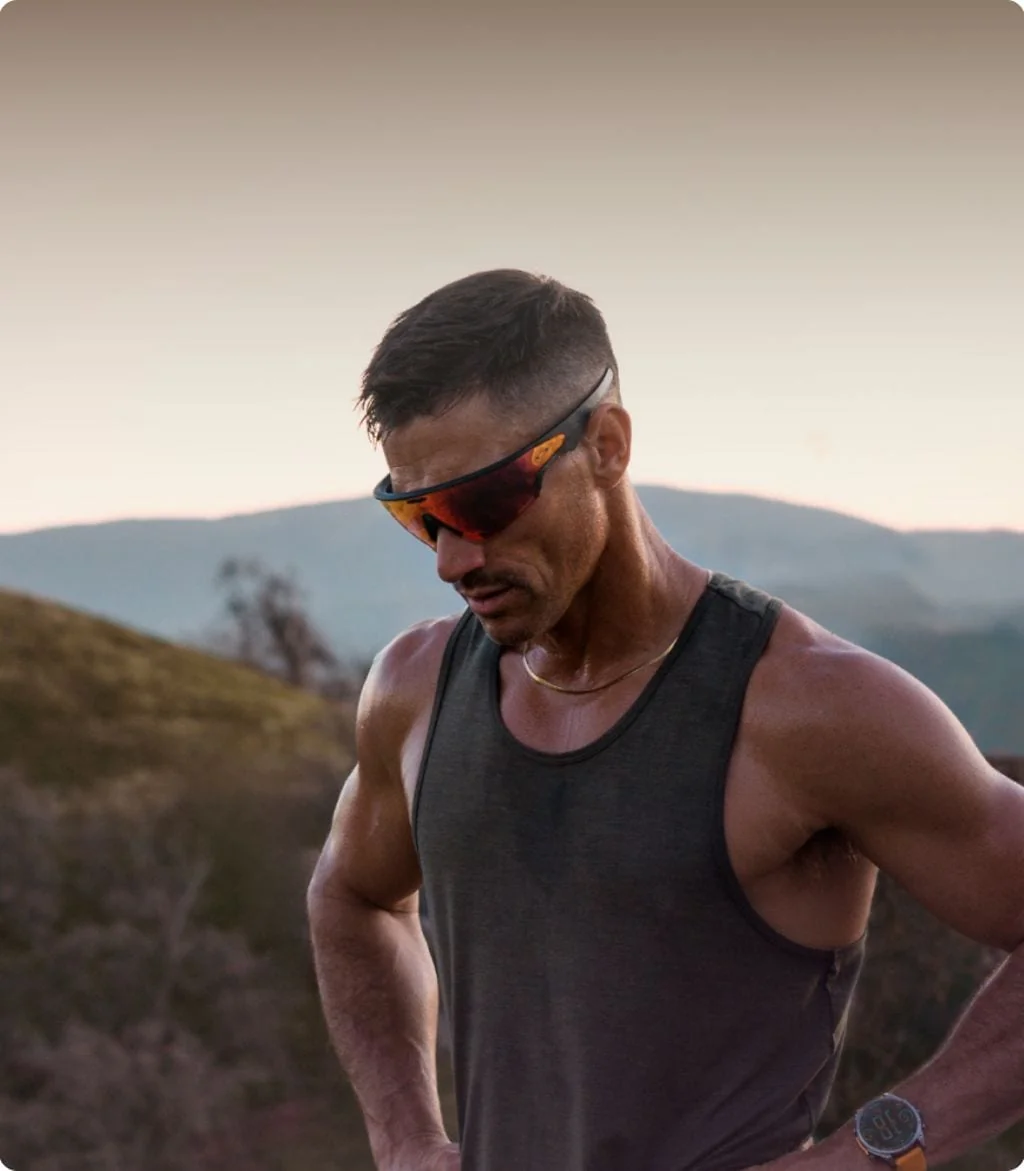นักกีฬาสวม Oakley Meta Vanguard ระหว่างกิจกรรมกลางแจ้ง