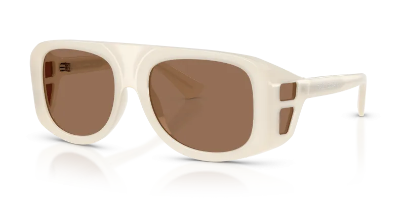 แว่นกันแดด Dolce & Gabbana DG6208-303973 มุมเฉียง ทรงนักบินสีน้ำนมโอปอลผิวขัดเงา เลนส์สีน้ำตาลเข้ม สำหรับผู้ชาย