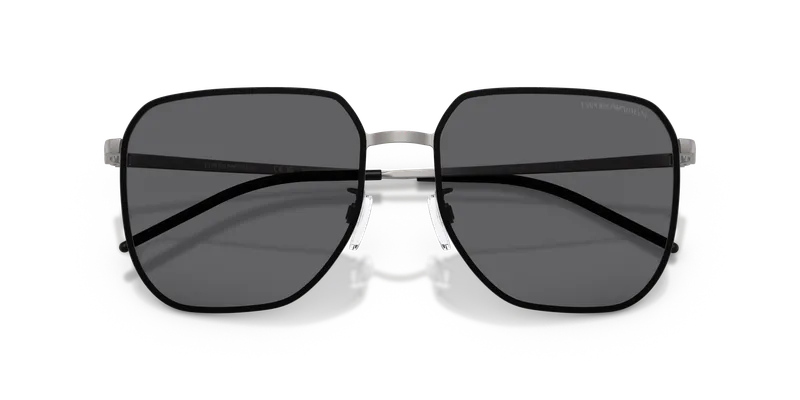 แว่นกันแดด Emporio Armani EA2135D-300381 ระยะใกล้หน้ากรอบกันเมทัลด้านและเลนส์เทา