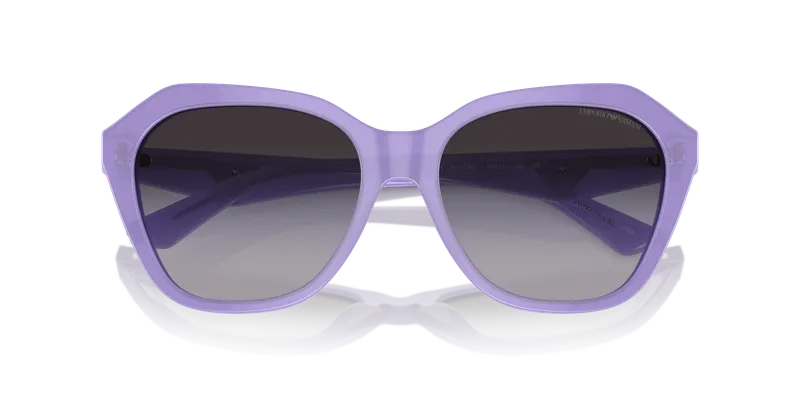 แว่นกันแดด Emporio Armani EA4221F-61178G ระยะใกล้หน้ากรอบม่วงโอปอลและเลนส์เทาไล่ระดับ