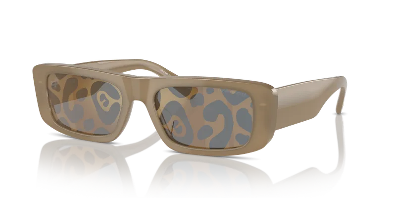 แว่นกันแดด Emporio Armani EA4229U-6121TO มุมเฉียง ทรงสี่เหลี่ยมกับเลนส์ปรอทพิมพ์ลาย