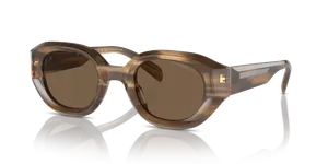 แว่นกันแดด Emporio Armani EA4230U-614973 มุมเฉียง ลายแถบน้ำตาลกับเลนส์น้ำตาลเข้ม