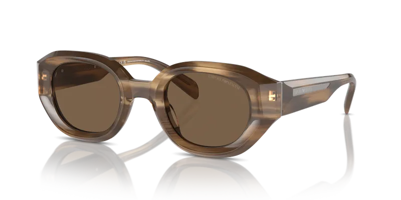 แว่นกันแดด Emporio Armani EA4230U-614973 มุมเฉียง ลายแถบน้ำตาลกับเลนส์น้ำตาลเข้ม