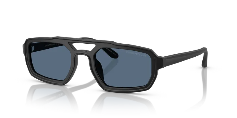 แว่นกันแดด Emporio Armani EA4240U-501787 Matte Black Dark Blue แว่นกันแดด Emporio Armani EA4240U-501787 มุมเฉียง แว่นเรขาคณิตสีดำ