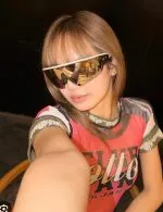ลิซ่าใส่แว่น Oakley Meta Vanguard OW8001-08 กรอบสีขาว เลนส์ Prizm Rose Gold สีจริงตอนสวมใส่