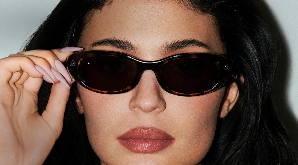 Kylie Jenner สวมแว่น Meta Starfire ในแคมเปญ Meta