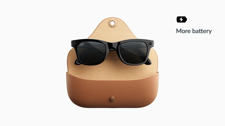 Rayban Meta Wayfarer Gen 3 กรอบดำเงาวางบนเคสชาร์จแบบฝาพับสีน้ำตาล