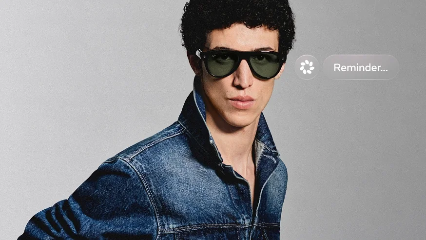 ผู้ชายสวม Rayban Meta Aviator Gen 3 กรอบดำ เลนส์สีเขียว พร้อมข้อความตั้งเตือนด้วยเสียง