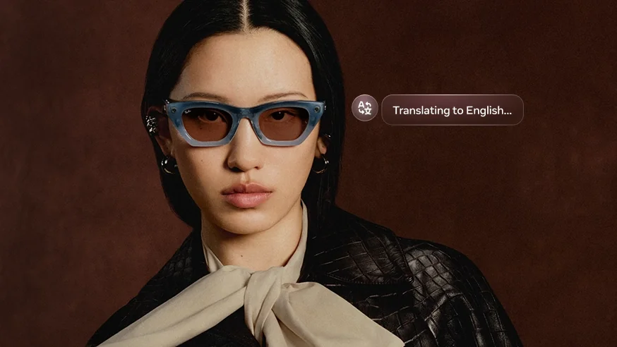 ผู้หญิงสวม Rayban Meta Zena Gen 3 กรอบใส พร้อมข้อความกำลังแปลเป็นภาษาอังกฤษ