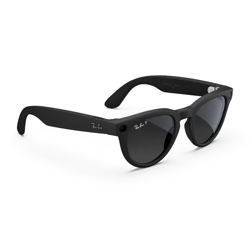 Right quarter view of Rayban Meta Headliner glasses with Matt Black frames with Polarised Gradient Graphite sun lenses. Right quarter view of Rayban Meta Headliner glasses with Matt Black frames with Polarised Gradient Graphite sun lenses.