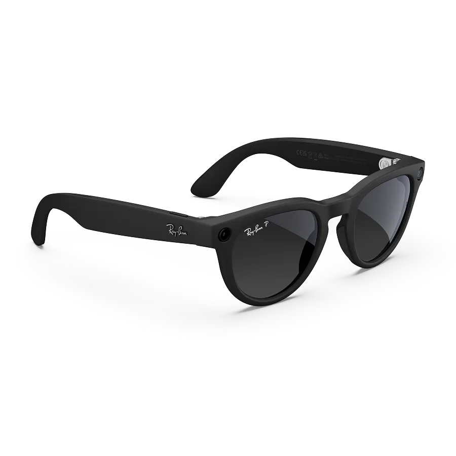 Right quarter view of Rayban Meta Headliner glasses with Matt Black frames with Polarised Gradient Graphite sun lenses.