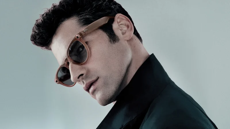 Model wearing Rayban Meta Headliner glasses with Matt Peach frames with Grey Transitions® lenses.