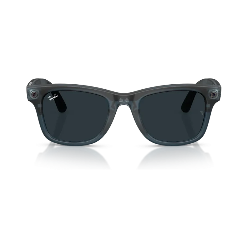 Rayban Meta Wayfarer Gen 3 สี Transparent Matte Ocean Blue เลนส์ Transitions Gen S Grey มุมหน้า เลนส์เข้มเมื่อโดนแสง