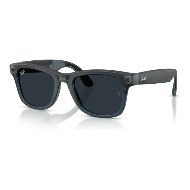 Rayban Meta Wayfarer Gen 3 สี Transparent Matte Ocean Blue เลนส์ Transitions Gen S Grey มุมเฉียง เลนส์เข้มเมื่อโดนแสง