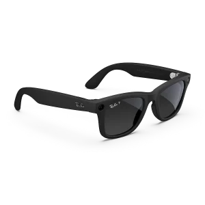 Right quarter view of Rayban Meta Wayfarer glasses with Matt Black frames with Gradient Graphite lenses.