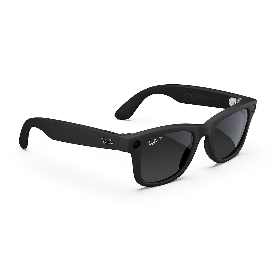 Right quarter view of Rayban Meta Wayfarer glasses with Matt Black frames with Gradient Graphite lenses.