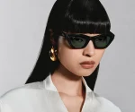 ผู้หญิงสวม Rayban Meta Zena Gen 3 กรอบ Shiny Black เลนส์ Transitions Graphite Green ผู้หญิงสวม Rayban Meta Zena Gen 3 กรอบ Shiny Black เลนส์ Transitions Graphite Green